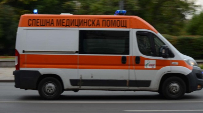Пещеходка се бори за живота си след инцидент